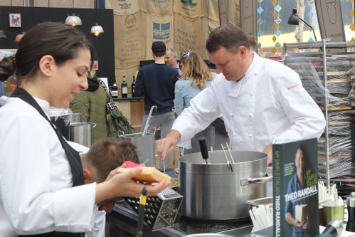 Der britische Spitzenkoch Theo Randall mit seinem Team aus dem Zürcher&nbsp; «Theo Randall's Italian Kitchen». 