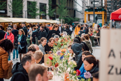 MAn den langen Holztischen von grauündenVIVA wurden die Köstlichkeiten der 30 Zürcher Restaurants verkostet.