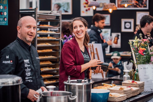 Das Falstaff-Team in der Strudelküche: Thomas Edlinger mit Katharina Bruck