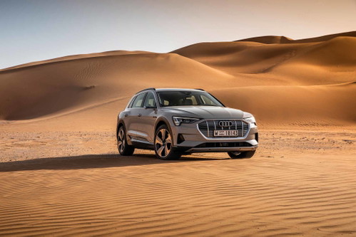 Audi e-tron: Tesla war gesternEs sollte nicht verwundern, wenn Tesla-Mastermind Elon Musk seit dem Erscheinen des Audi e-tron unruhige Nächte hat. Der erste Elektro-Audi zeigt sich in Sachen Batterie-Technik ebenbürtig, bietet aber genau jene Eigenschaften, auf die konventionell denkende Premium-Kunden Wert legen: vertraute Bedienung, hohe Verarbeitungsqualität und ein dichtes Servicenetz. 300 kW (408 PS) sorgen über Allradantrieb für atemberaubende Beschleunigung (5,7 Sekunden auf 100), im wirklichen Leben sollte der 95-kWh-Akku über 300 Kilometer Reichweite ermöglichen. Ab 82.000 Euro.