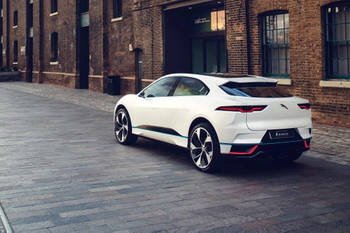 Jaguar I-PACE: I from AustriaEs ist ein wenig Nationalstolz angebracht: Der Elektro-Jaguar entstand unter kräftiger Mitarbeit von Magna-Steyr und wird in Graz gebaut. Der I-PACE zeigt deutliche Verwandtschaft mit anderen Jaguar-SUVs, eine eigens entwickelte Elektro-Plattform nutzt die Vorteile des Konzepts optimal: Maximal an den Ecken platzierte Räder sorgen gleichzeitig für hohen Komfort und tolle Fahr­dynamik. Auch hier: 294 kW (400 PS) und Allrad, null auf hundert geht in 4,8 Sekunden. Die 90 kWh-Batterie ist für mehr als 300 km echte Reichweite gut. Erhältlich ab 78.770 Euro.
