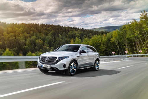 Mercedes EQC: spannender SternDie Auslieferung des ersten Elektro-Mercedes beginnt erst im Spätherbst. Was wir jetzt schon wissen: In Leistung (300 kW), Konzept (SUV) und Abmessungen (4,76 m Länge) könnte der EQC fast ein Zwilling des Audi e-tron sein. Die anfänglich erhältliche Batteriekapazität (80 kWh) ist allerdings etwas geringer. Null auf hundert geht in sehr flotten 5,1 Sekunden. Auch Mercedes sieht eine Schnelllade-Funktion vor, das Basis­modell soll knapp über 70.000 Euro kosten.