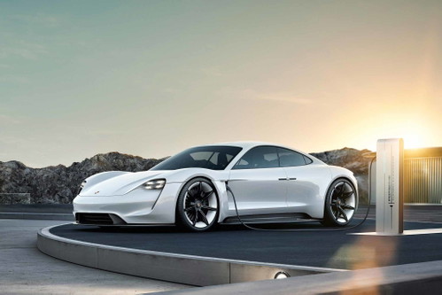 Porsche Taycan: die ElektroraketeNachdem bereits die neue Generation an Premium-Elektros fast die Beschleunigungswerte eines Porsche 911 erreicht, sind die Stuttgarter ab 2020 ordentlich gefordert, noch eins draufzulegen. Der flache Viertürer soll mit 500 kW/680 PS für null auf hundert in 3,5 Sekunden und über 250 km/h Topspeed gut sein, bei bisher nicht gekannter Fahrdynamik und Standfestigkeit. Die prestigeträchtige Nürburgring-Rundenzeit soll unter acht Minuten gehen, was noch kein Tesla geschafft hat. Preis? Wahrscheinlich ab 100.000 Euro.