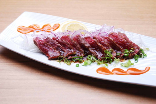 BEEF TATAKI (JAPAN):&nbsp;In Asien wird Tataki aus Thunfisch oder Rindfleisch hergestellt. Kurz angebraten bildet sich eine krosse Kruste, innen ist das Fleisch roh. Garniert mit Sesam oder Pfeffer und in Sojasosse serviert, ist das Gericht ein Muss für Liebhaber der japanischen Küche.