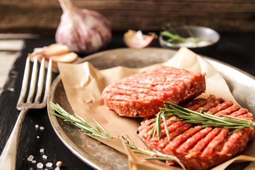 BISTEC ALEMÀN (CHILE): Mit grünen Chilis geschärft und je nach Geschmack mit Koriander verfeinert, ist das chilenische Gericht ein vielfältiges Geschmackserlebnis aus rohem, faschiertem Fleisch. Der säuerliche Limettensaft rundet den feinen Geschmack ab. ¡Que aproveche!