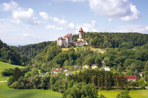 Die Felsenburg »Burg Clam«.