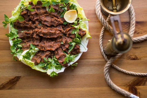 ÇIĞ KÖFTE (TÜRKEI): Sorgfältig zerkleinertes Rindfleisch, das mit Gewürzen wie Kreuzkümmel und Koriander gemischt wird, ist die Basis für Çiğ Köfte. Die Zutaten können stark variieren, da in den türkischen Provinzen unterschiedliche Rezepte verbreitet sind. Das vegetarische Pendant besteht aus Bulgur.