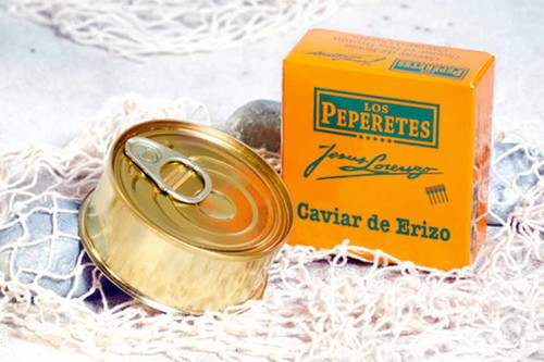 97 PUNKTE – Los Peperetes: Seeigelrogen Kaviar Seeigelkaviar in der Dose ist so eine Sache. Nicht allen Anbietern gelingt eine halbwegs brauchbare Alternative zu frischen Seeigeln. Der galizische Konservenhersteller Los Peperetes bietet jedenfalls absolute Top-Qualität. Sehr intensiv in Geschmack und Geruch, schmeckt herrlich nach Meer. Ideal für Pasta.gourmetoutlet.ch | CHF 32,34