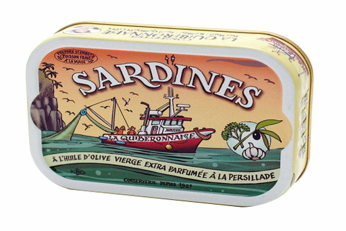 97 PUNKTE – La Quiberonnaise: Sardinen A la PersilladeDer bretonische Fischkonservenhersteller La Quiberonnaise gehört unter Kennern zur absoluten Spitze, was Dosensardinen angeht. In dieser schmackhaften Variante kommen die Sardinen mit Petersilie.plaundalej.ch | CHF 9,40