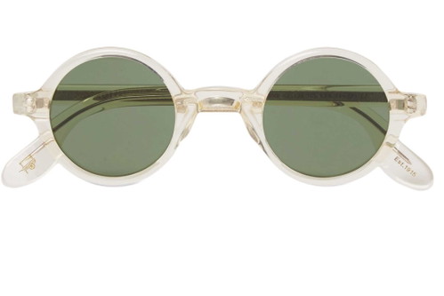 Die runde Form mit durchsichtigem Rahmen verleiht harten Gesichtern wie jenes von Jean Reno in »Léon – Der Profi« einen weichen Touch. Moscot interpretiert das Modell mit grünen Gläsern. www.moscot.com