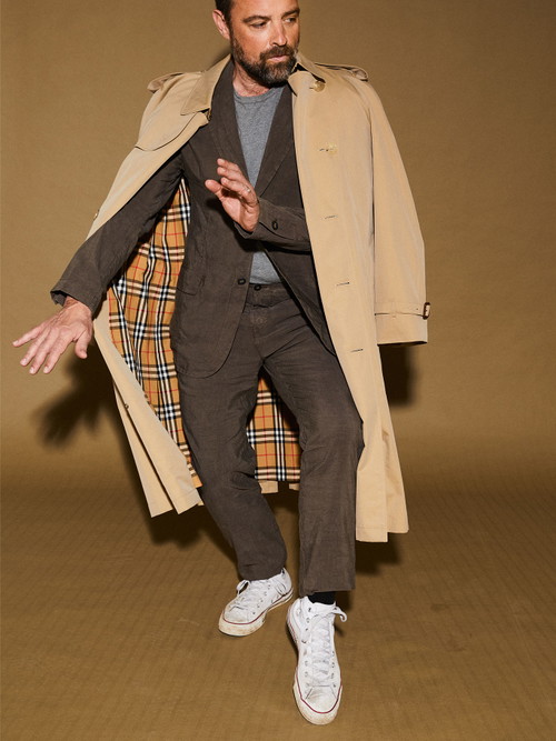 Trenchcoat von Burberry (bei Peek &amp; Cloppenburg). Anzug von Hannes Roether (bei Wall, kaufhauswall.com). T-Shirt von Models Own, Schuhe von Converse.