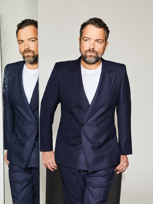 Doppelreiheranzug von Wendy Jim. Weißes T-Shirt von Z Zegna (Peek &amp; Cloppenburg).