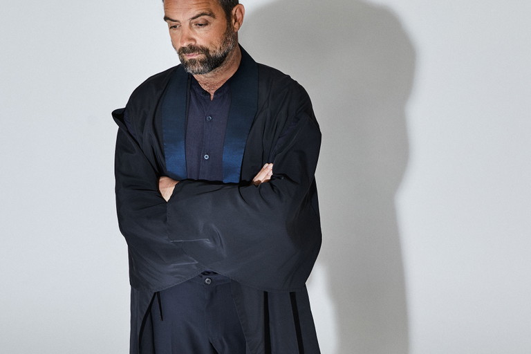 Mantel von Wilfried Mayer (wilfriedmayer.net). Blaues Leinenhemd und Hose von Z Zegna (bei Peek &amp; Cloppenburg).