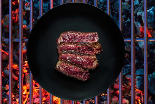 Unser biologisches Erbe: Auch im 21. Jahrhundert lässt sich der Mensch von Feuer, Fleisch und Glut in den Bann ziehen.