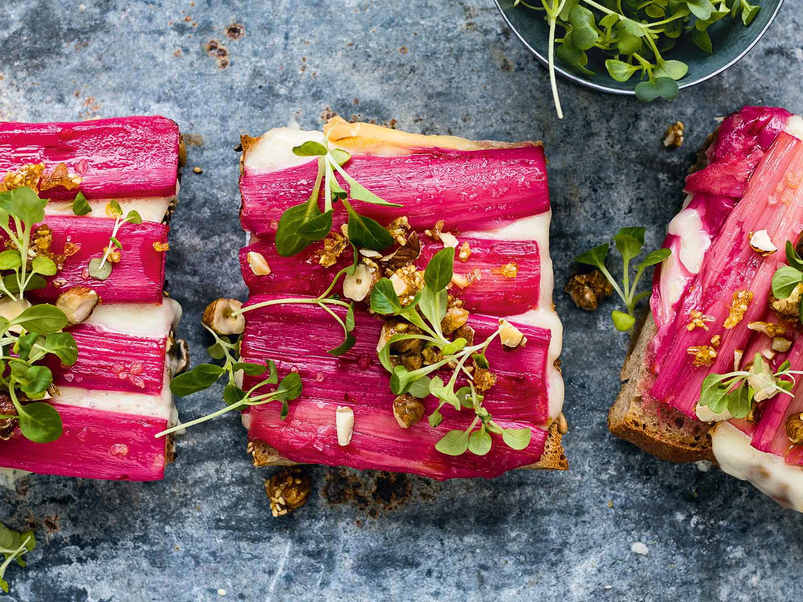 Die Plattform liefert Inspiration für die Kombination von Lebensmitteln, die auf den ersten Blick nicht zusammengehören: wie hier die Rhabarber-Crostinis mit Vacherin Mont-d'Or.