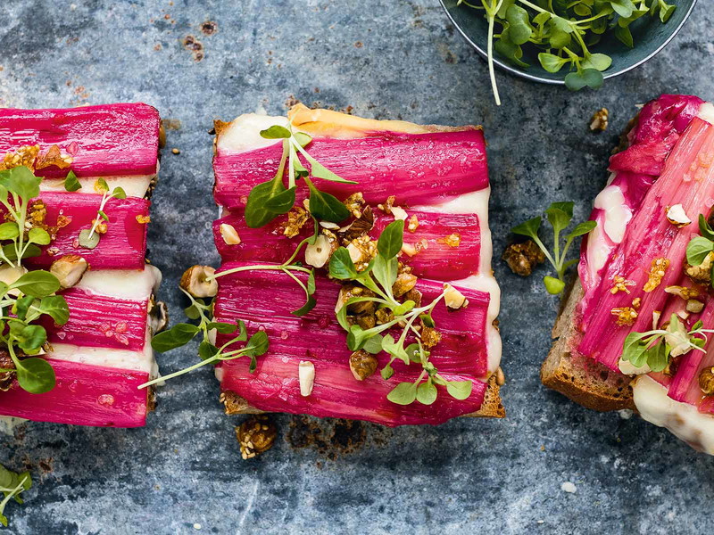 Die Plattform liefert Inspiration für die Kombination von Lebensmitteln, die auf den ersten Blick nicht zusammengehören: wie hier die Rhabarber-Crostinis mit Vacherin Mont-d'Or.