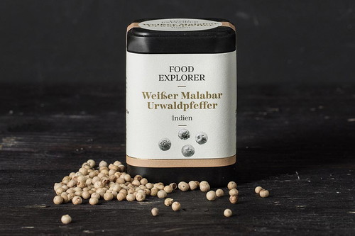 Weißer Malabar-Urwaldpfeffer: Durch Wässern verliert er seine rote Schale. Ideal für helle Saucen. Leichter Zitrus­geschmack. Stammt aus Südwestindien.foodexplorer.com