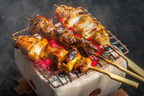 Gehören zum Standard der japanischen Izakayas: die Yakitori-Hühnchenspiesse mit köstlicher Sauce. 