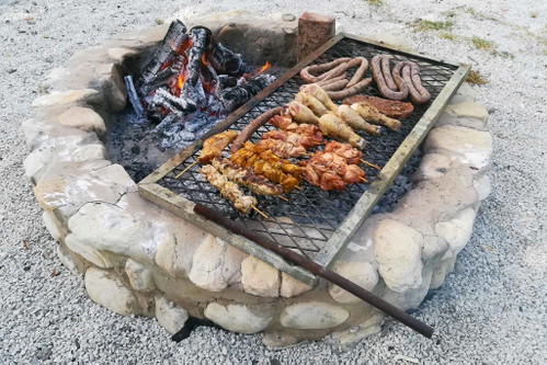 Das südafrikanische Braai und das brasilianische Churrasco (siehe nächstes Bild) haben eines gemein: Man grilliert grosse Fleischstücke für die grosse Runde.&nbsp;