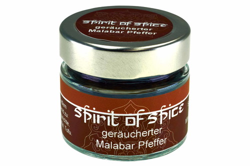 Geräucherter Malabar-Pfeffer: Nach der Ernte wird der Hochlandpfeffer etwa sieben Tage über Buchenholz kalt geräuchert. Dadurch die feine Rauchnote.spirit-of-spice.de