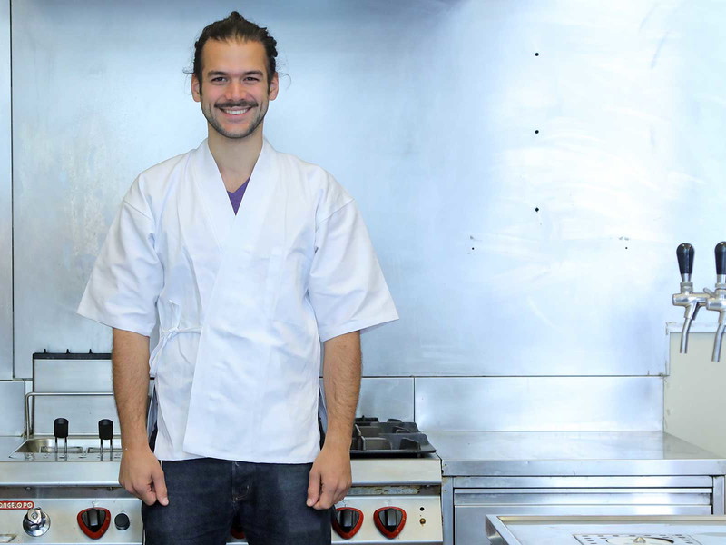 Simon Kotvojs in der offenen Küche des neuen »Mochi«-Pop-Ups