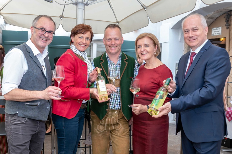 Eckstein Inhaber Albert Kriwetz, LK-Steiermark-Vizepräsidentin Maria Pein, Sepp Nussbaum, Obfrau Genuss Region Österreich Margareta Reichsthaler und Landesrat Johann Seitinger.