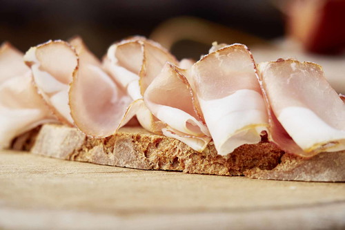 Speck-Alm in Bad Kreuzen: feinster Speck von ­Bio-Schweinderln.