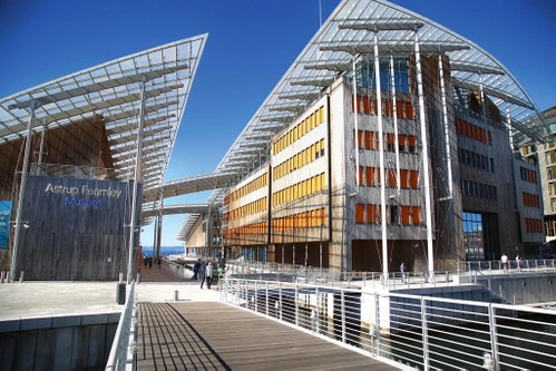 Das Astrup Fearnley Museum wurde von Renzo Piano entworfen und zeigt moderne Kunst.