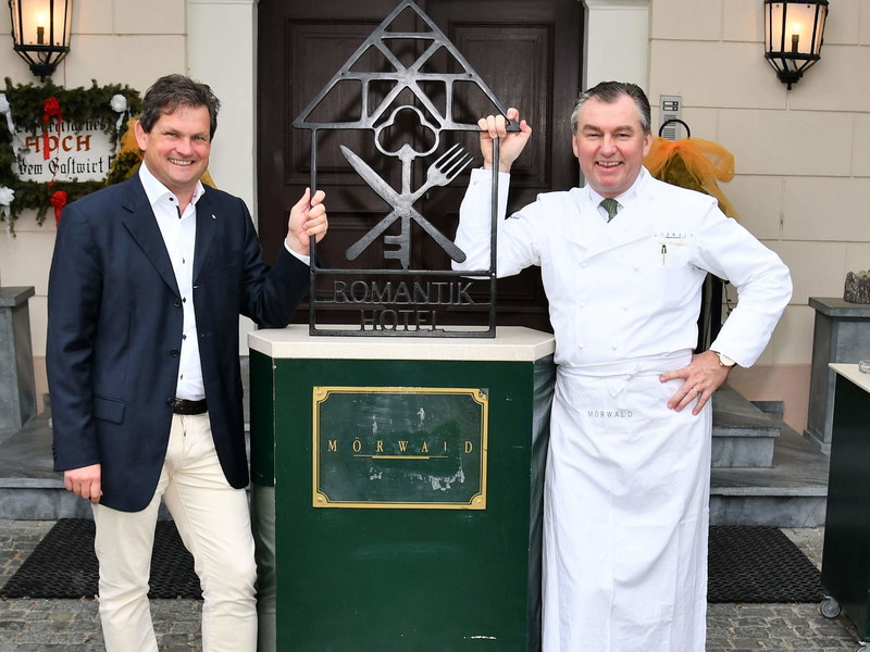 Romantik-Co-Vorstand Ralph Düker freut sich über Toni Mörwald in der Hotelkooperation.