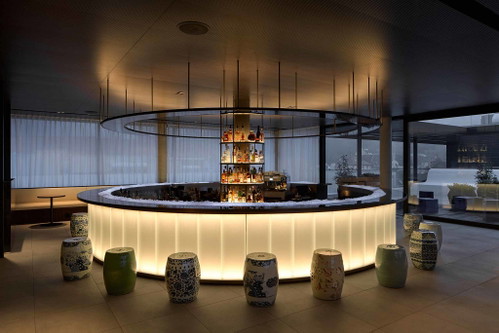 Für den Absacker über den Dächern der Stadt:&nbsp; die Rooftop-Bar des »Roomers«-Hotels.