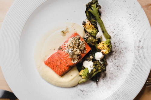 Sockeye-Lachs, in Ahornsirup gebeizt, bietet Chris Whittaker mit Selleriepüree an.