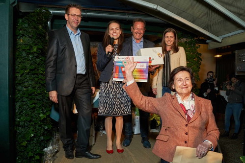 Siegerfoto mit Sponsorin Helga Marzek (Etikettenproduktion)