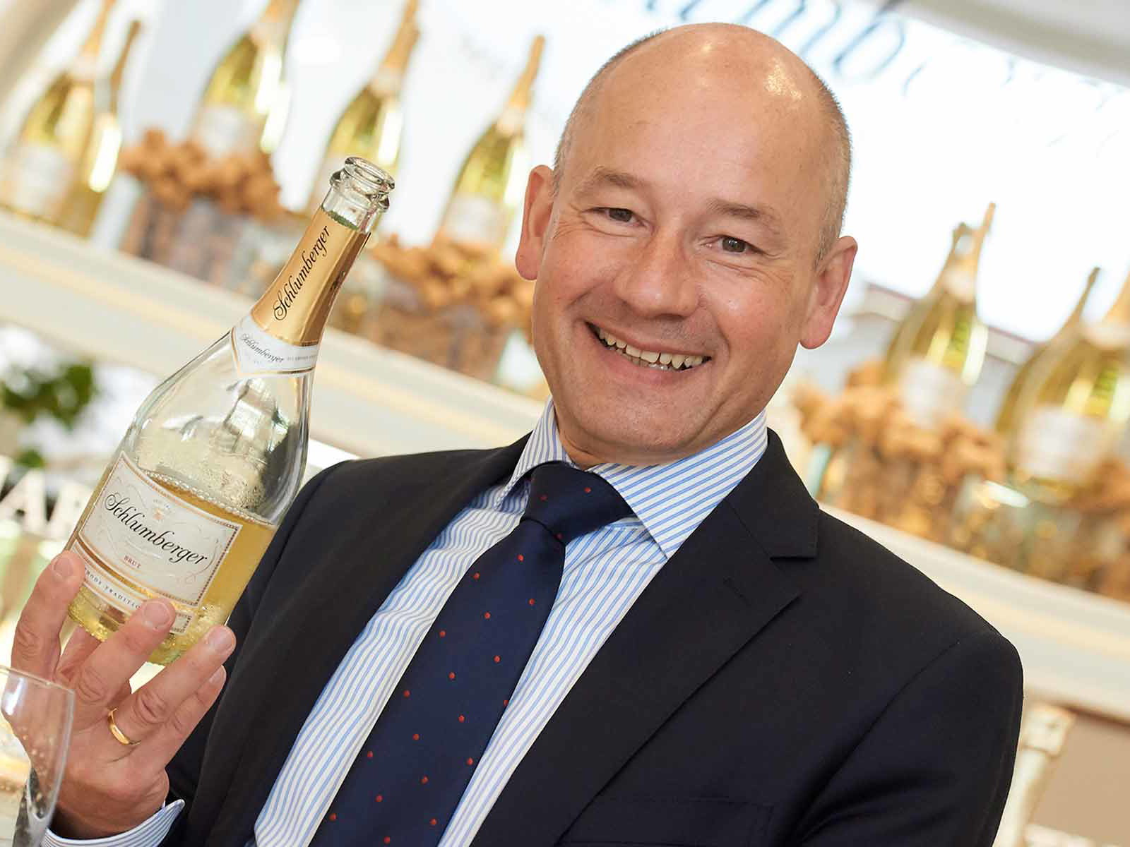 Freude über die Auszeichnung bei Schlumberger CEO Dr. Arno Lippert.