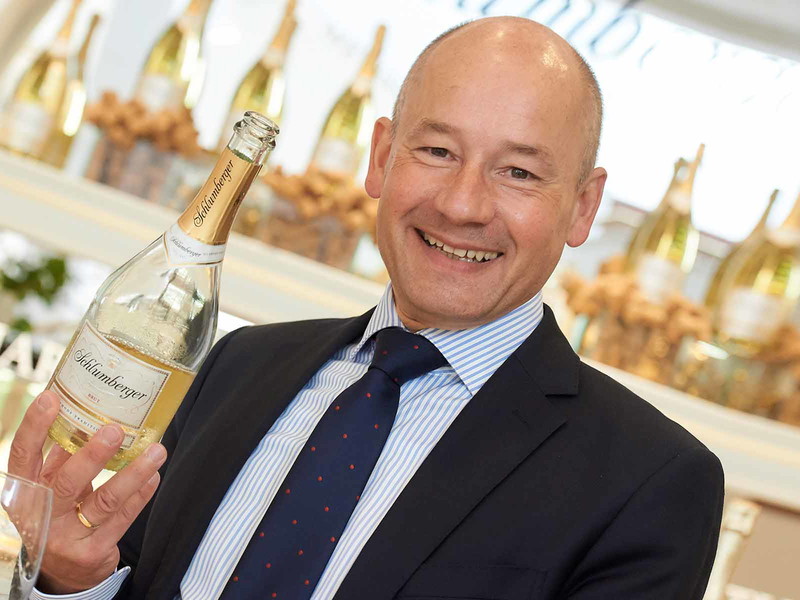 Freude über die Auszeichnung bei Schlumberger CEO Dr. Arno Lippert.