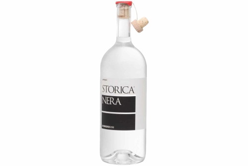 Vertrautes in Schwarz-Weiß für alle Italien-Reisenden: der »Storica Nera«-Grappa von Domenis 1898.