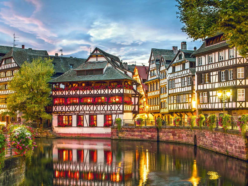 Alte Fachwerkhäuser, Blumentöpfe, ­Kanäle fast wie in Venedig: Straßburg ist eine Ansammlung von Postkartensujets und zieht scharenweise Touristen an.