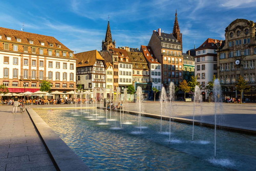 Die Place Kléber ist der größte Platz der Stadt und bekannt für ihre Märkte. In der Adventzeit findet hier der berühmte Christkindelsmärik statt.