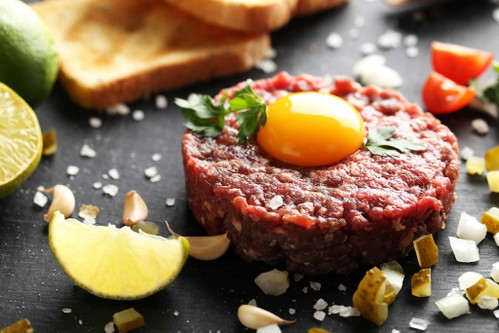 BEEF TATAR (FRANKREICH): Raffiniert aus sehnen- und fettfreiem Rindfleisch hergestellt, ist das Beef Tatar der Liebling unter den rohen Fleischspeisen. Das Fleisch wird idealerweise handgeschnitten, kann aber auch durch den Fleischwolf werden. Garniert wird es mit Brunnenkresse, Petersilie und/oder einem rohen Ei, Pfeffer und Salz dürfen nicht fehlen. Die vielen Variationen aus Lachs oder Schweineflleisch lassen die Herzen der Genießer höher schlagen.