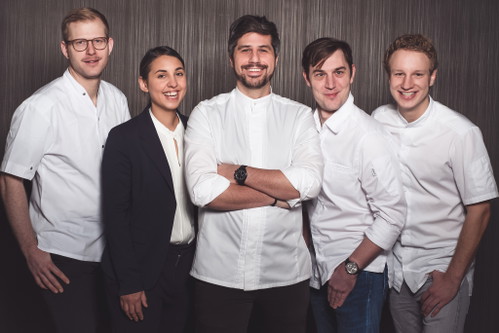 Sven Wassmers Kernteam (v.l.n.r.): Sebastian Titz (Küchenchef «Verve by Sven»), Amanda Wassmer-Bulgin (Wine Director «Grand Hotel Quellenhof»), Sven Wassmer (Culinary Director «Grand Hotel Quellenhof»), Andy Vorbusch (Chef Pâtissier), Benedikt Gerster (Sous-Chef «Memories»). 