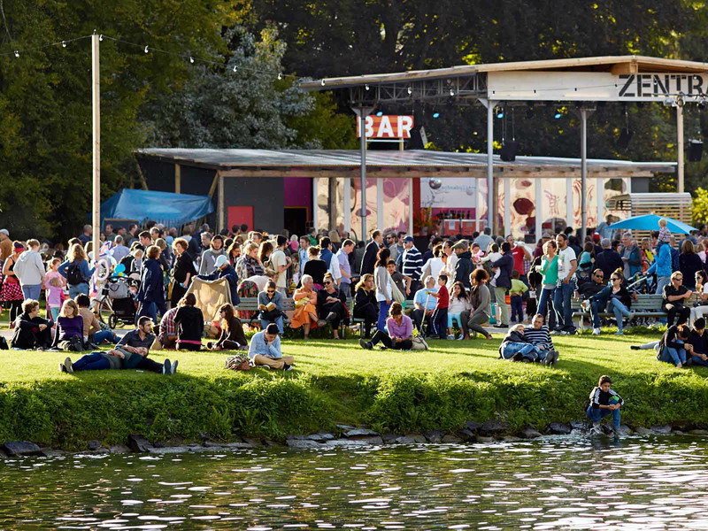 Alles Theater und Spektakel auf der Landiwiese zwischen dem Strandbad Mythenquai und der Werft der Zürcher Schifffahrtsgesellschaft.
