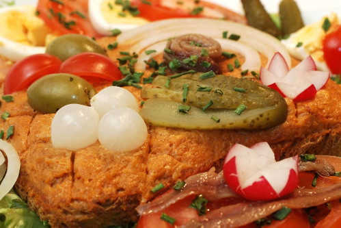 TOAST CANNIBAL (BELGIEN): Der belgische Kultsnack wird auf einer Scheibe Toastbrot angerichtet. Mit Cayenne Pfeffer und Salz wird minimalistisch gewürzt. Essiggurken und Zwiebel sind beim Anrichten ein Muss. Rasch zubereitet ist der Imbiss aus Rindfleisch ideal für den kleinen Hunger.