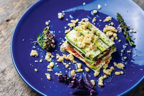 Ihre kreative und bunte Küche lässt keine Wünsche offen. Vegan ist für sie Trend, vegan ist aber auch Chance und Zukunft.