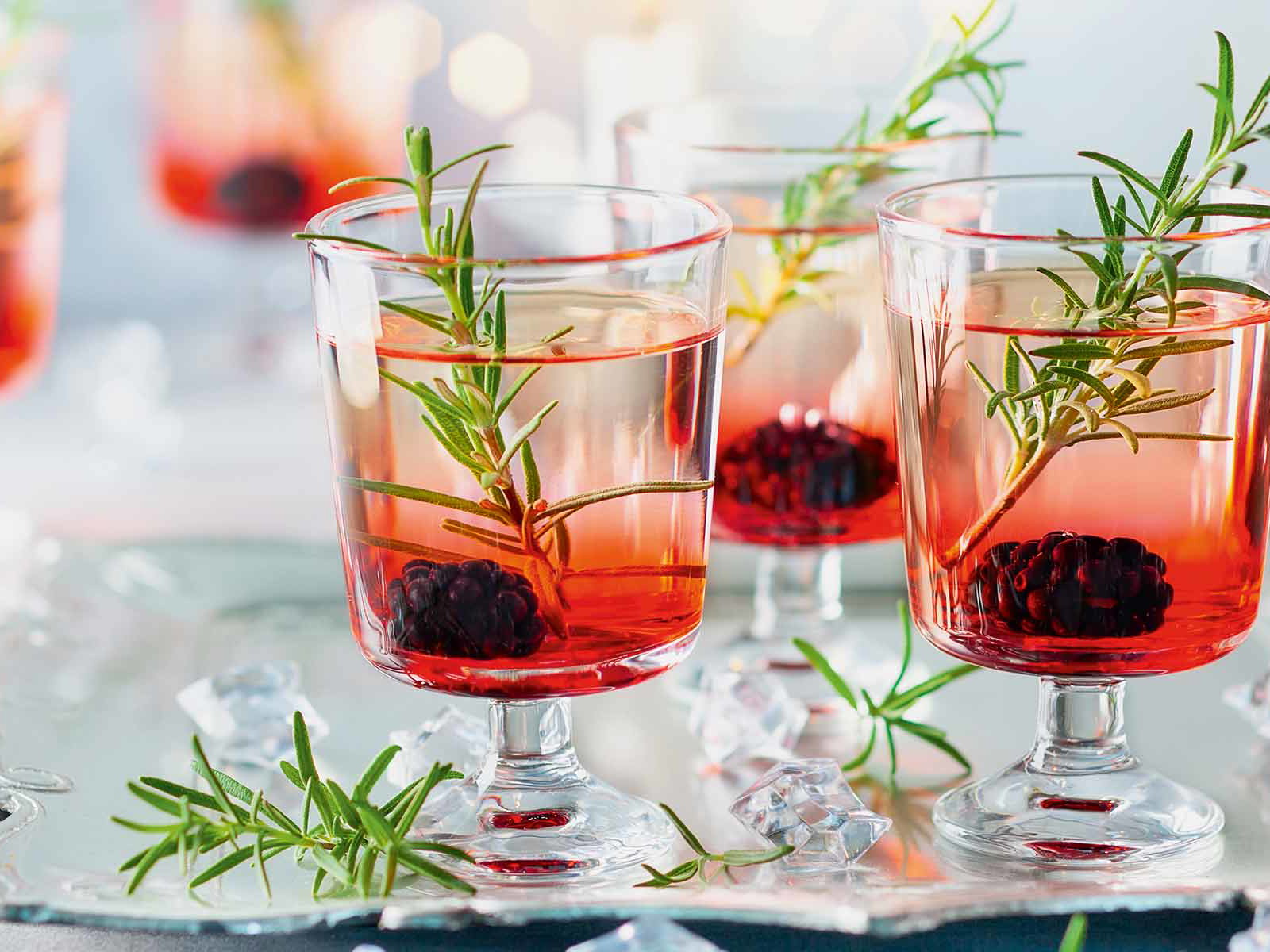 Aromen von Frühlingskräutern im Glas: Jetzt ist die ideale Zeit, um Wermut selbst herzustellen.