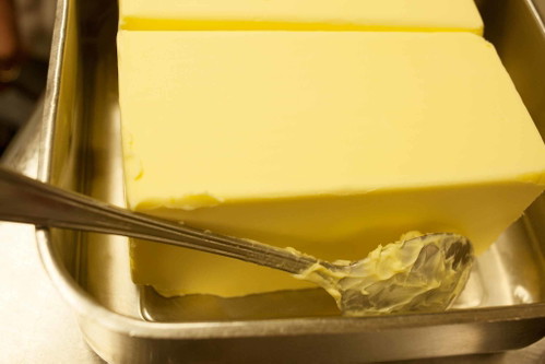An Butter nicht sparen. Neben Kalbfleisch und Kartoffeln die wichtigste Zutat für das Zürcher Geschnetzelte mit Rösti: reichlich frische Butter.