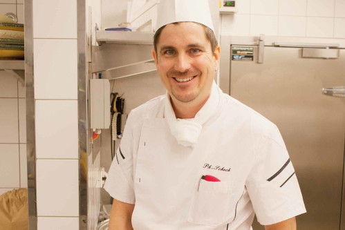 Philippe Schoch, Sous-chef der legendären «Kronenhalle», bei der Vorbereitung des Kalbfleischs für eine Portion Geschnetzeltes.