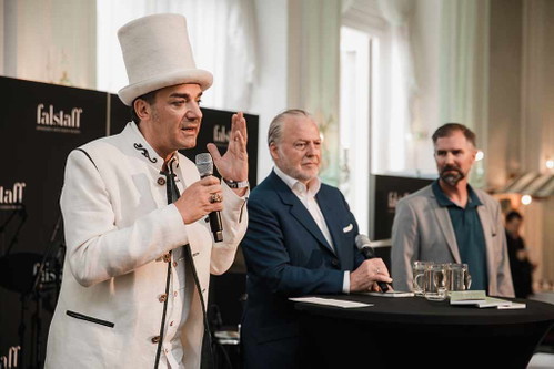 Almdudler-Chef Thomas Klein bei der Begrüßung