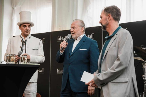 Falstaff Herausgeber Wolfgang Rosam gratuliert den Gewinnern