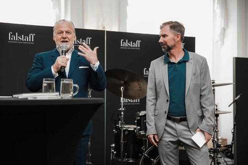 Falstaff Herausgeber Wolfgang Rosam begrüßt die Gäste.