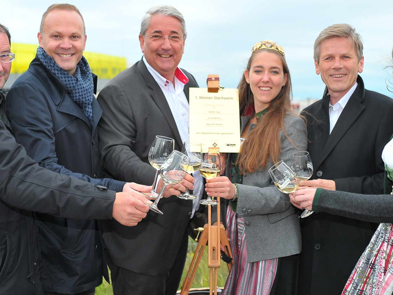 Bauernbund Direktor Norbert Walter, Winzer Rainer Christ, Bezirksvorsteher&nbsp;Ernst Nevrivy und Sozialbau-Vorstand Josef Ostermayer mit den Wiener Wein-Hoheiten.