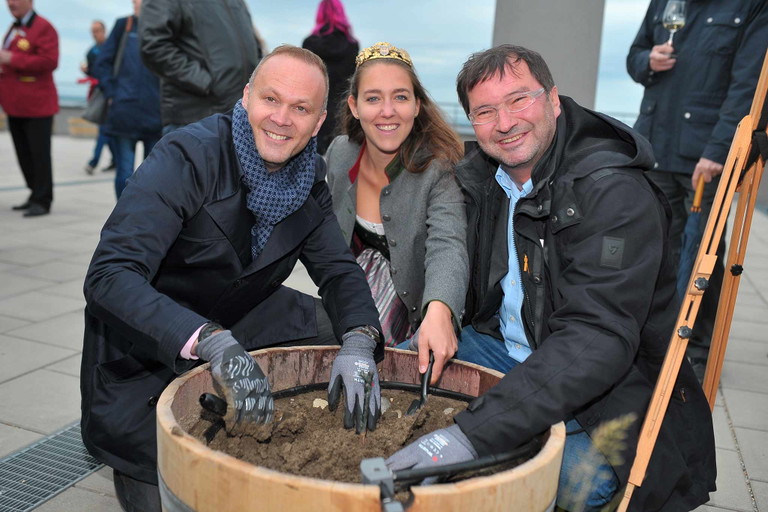 Winzer Rainer Christ, Wiener Weinkönigin Elisabeth III. und Wiener Bauernbund Direktor Norbert Walter.